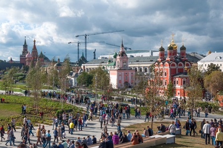 RUSSIA, MOSCOW - SEPTEMBER 16, 2017: Church of the Icon of the Mother of God and Kremlin view from Zaryadye park in Moscowのeditorial素材