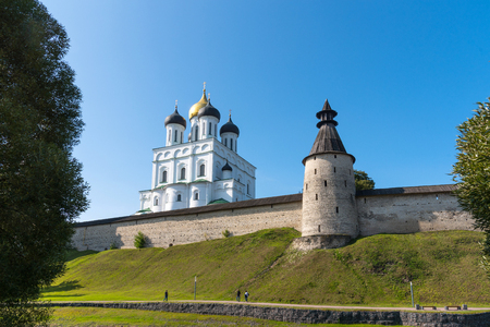 Panoramic view of Pskov Kremlin on the Velikaya river. Ancient fortress. The Trinity Cathedral in summer. Pskov. Russia.のeditorial素材