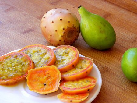 Indian fig whole and cut on a wooden tableの写真素材