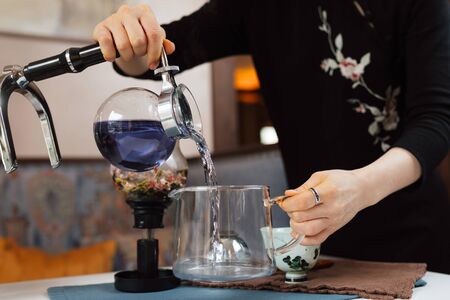 Tea siphon. Brewing purple flower tea in a siphonpurpleの写真素材