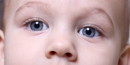 look of nice blue-eyed baby close up
の写真素材