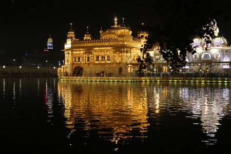 Shri Harmandir Sahib night time scene, viewのeditorial素材