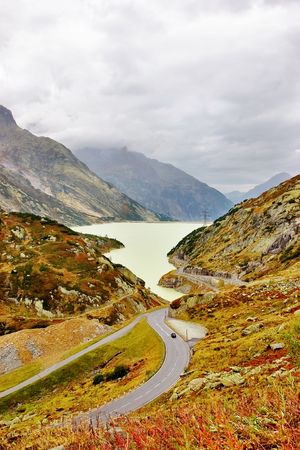 
Bright lake and asphalt highway in Switzerland mountains

の写真素材
