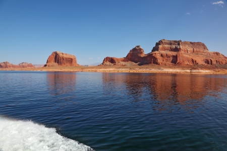  Magnificent Lake Powell  Picturesque red cliffs reflected in the smooth water of the lakeの写真素材