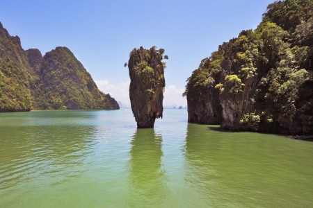  Island-vase in shallow lagoon of the southern seas  Thailand  The magnificent island of James Bondの写真素材