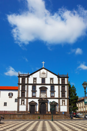 FUNCHAL, MADEIRA - OCTOBER 08, 2011: The administration building on  main square of the cityのeditorial素材