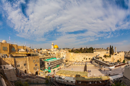 The area of the Western Wall of the Temple after the prayer. Autumn holiday of Sukkot. Windy autumn day in Jerusalemのeditorial素材