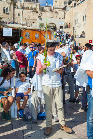 JERUSALEM, ISRAEL - OCTOBER 12, 2014: Jews wearing tallit hold ritual plants. Sukkot, Blessing of the Kohanim. The area in front of Western Wall of Temple filled with peopleのeditorial素材