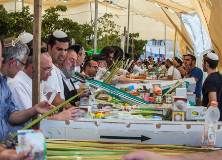 JERUSALEM, ISRAEL - OCTOBER 8, 2014: Sukkot in Israel. Religious Jews buy items, necessary during the holiday. Traditional holiday market in Jerusalemのeditorial素材