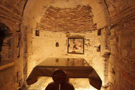 Jerusalem - September 3: Interior of a hall in the Holy Sepulchre September 3, 2012 in Jerusalem. Hall carved into the rock, the walls lined with ancient masonry. Deep worth square table, covered with a clothのeditorial素材