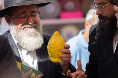 JERUSALEM, ISRAEL - OKTOBER 16, 2016: Traditional market before the holiday of Sukkot. Two religious Jews - orthodox choose a ritual fruit - etrogのeditorial素材