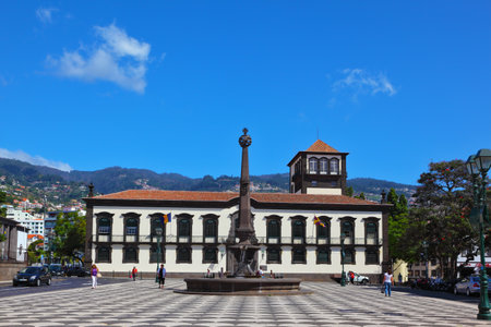 FUNCHAL, MADEIRA - OCTOBER 08, 2011: Before administration building stands a memorial monument. The main square of the cityのeditorial素材