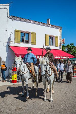 Sent-Mari-de-la-Mer, Provence, France - May 25, 2015. The concept of ethnographic and active tourism. Two guards on  white horses are waiting for the parade of World Gypsy Festivalのeditorial素材