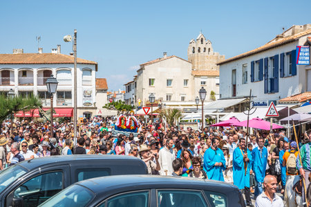 Saintes-Maries-de-la-Mer, France - May 25, 2015. Religious feast of the Holy Maries in Provence. The concept of ethnographic tourism. Huge crowd accompanies two statues Saintes-Mariesのeditorial素材