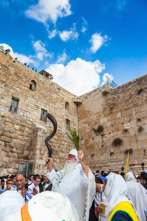 JERUSALEM, ISRAEL - OCTOBER 12, 2014: The area in front of Western Wall of  Temple filled with people. Elderly religious Jew with a Shofar. Morning autumn Sukkotのeditorial素材
