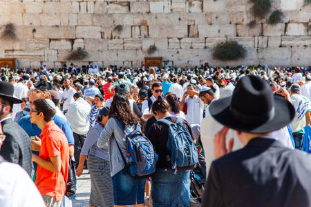 JERUSALEM, ISRAEL - NOVEMBER 16, 2011: Great religious Jewish holiday. The symbol of faith and reliability of millions of Jews around the world. The western slope of the Temple Mountのeditorial素材