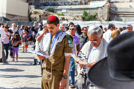 JERUSALEM, ISRAEL - NOVEMBER 16, 2011: Great religious Jewish holiday. The symbol of faith and reliability of millions of Jews around the world. Israel, Jerusalem, the Temple Mountのeditorial素材