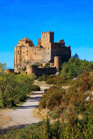 The morning sun. Spanish fortress - Loarre castle. Sunrise. The Spanish defensive structure was built a thousand years ago. Autumn trip to Spain, Aragon.のeditorial素材