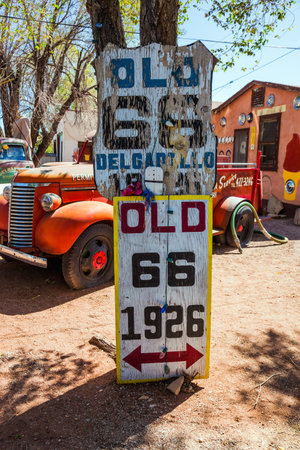ROUTE 66, ARIZONA, USA - OCTOBER 8, 2009: Funny decorations and details. Will Rogers Highway. Mother Roads is the first highway in America's highway system.のeditorial素材
