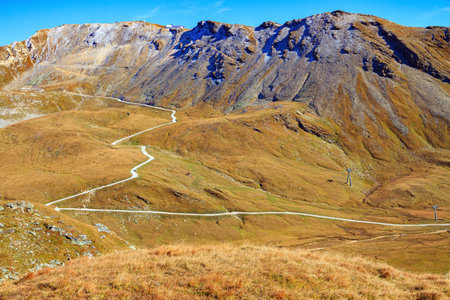 The mountain serpentine of the panoramic mountain road Grossglocknerstrasse. The Hohe Tauern Park. The slopes of the Austrian Alps are covered with colorful moss. Austria.の写真素材