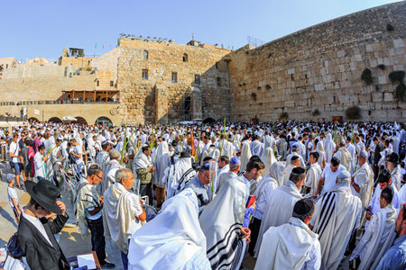 JERUSALEM, ISRAEL - SEPTEMBER 26, 2018: The blessing of the Cohanim. Great religious Jewish holiday. The symbol of faith and reliability of millions of Jewsのeditorial素材