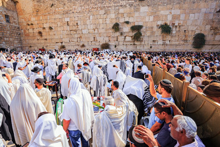 JERUSALEM, ISRAEL - SEPTEMBER 26, 2018: Women pray separately from men. Morning autumn Sukkot. Blessing of the Kohanim.のeditorial素材