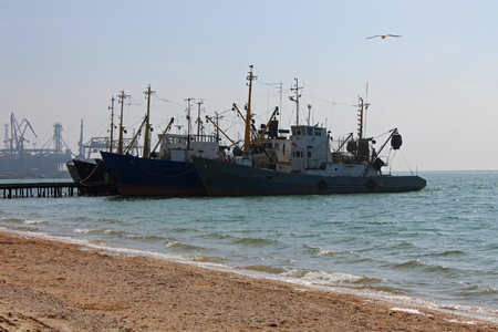 Ships at the pier of Azov Sea, Ukraine, seascape, nature background.の素材 [FY310119183652]