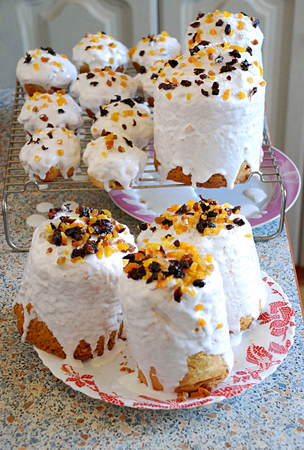 Russian and ukrainian Easter Bread Kulich with dried apricots, prunes and raisins in a glaze on the plate. Easy homemade recipe of cooking and decorating for beginners.の写真素材
