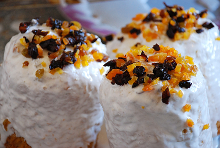 Russian and ukrainian Easter Bread Kulich with dried apricots, prunes and raisins in a glaze on the plate. Easy homemade recipe of cooking and decorating for beginners.の写真素材