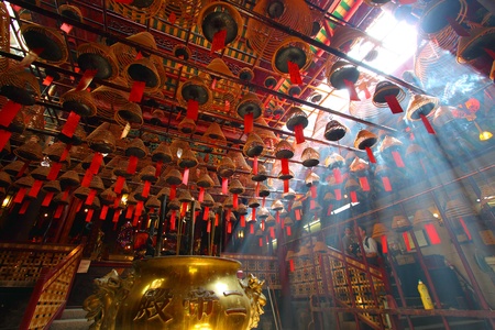 HONG KONG - 26 Jul, Man Mo temple in Hong Kong with many incense coils on 26 July, 2011. It is a very famous temple in Hong Kong for the worship of the civil or literature god Man Tai. It was graded as a Grade I historic building in 1993 and it is now a dのeditorial素材