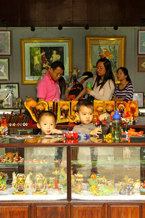 GUANGZHOU, APR 23, Children as shopkeepers in Guangzhou, China on 23 April, 2011.のeditorial素材