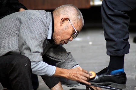 HONG KONG - OCT 30, Hong Kong people works as shoes cleaners in Central, Hong Kong on 30 October, 2010. It is a sunset industry.のeditorial素材
