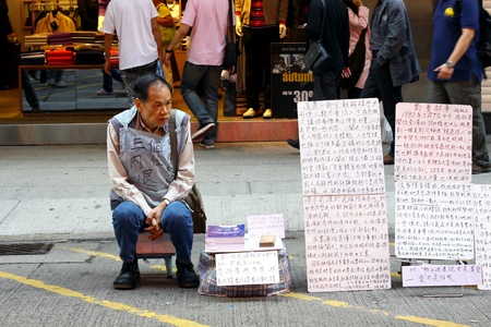 HONG KONG - NOV 20, An old man sells books along the street in Hong Kong on 20 November, 2010.のeditorial素材