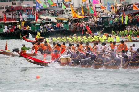 HONG KONG - JUN 16, Dragon boat race in Tung Ng Festival in Tuen Mun, Hong Kong on 16 June, 2010. It is a traditional festival in Chinese community.のeditorial素材