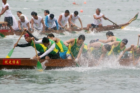 HONG KONG - JUN 16, Dragon boat race in Tung Ng Festival in Tuen Mun, Hong Kong on 16 June, 2010. It is a traditional festival in Chinese community.のeditorial素材