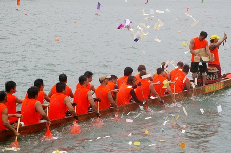 HONG KONG - JUN 16, Dragon boat race in Tung Ng Festival in Tuen Mun, Hong Kong on 16 June, 2010. It is a traditional festival in Chinese community.のeditorial素材