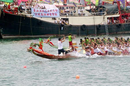 HONG KONG - JUN 16, Dragon boat race in Tung Ng Festival in Tuen Mun, Hong Kong on 16 June, 2010. It is a traditional festival in Chinese community.のeditorial素材