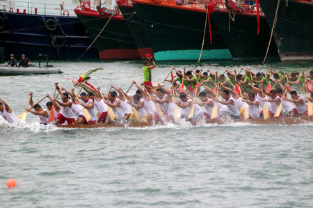 HONG KONG - JUN 16, Dragon boat race in Tung Ng Festival in Tuen Mun, Hong Kong on 16 June, 2010. It is a traditional festival in Chinese community.のeditorial素材