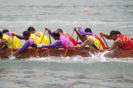 HONG KONG - JUN 16, Dragon boat race in Tung Ng Festival in Tuen Mun, Hong Kong on 16 June, 2010. It is a traditional festival in Chinese community.のeditorial素材
