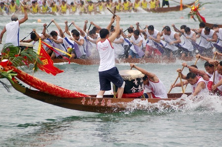 HONG KONG - JUN 16, Dragon boat race in Tung Ng Festival in Tuen Mun, Hong Kong on 16 June, 2010. It is a traditional festival in Chinese community.のeditorial素材