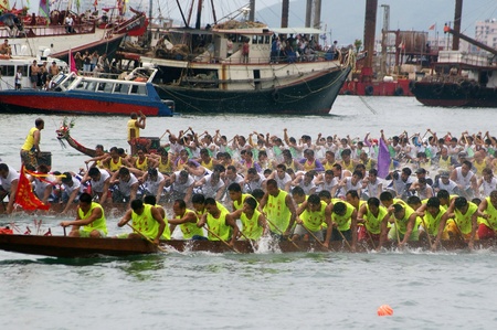 HONG KONG - JUN 16, Dragon boat race in Tung Ng Festival in Tuen Mun, Hong Kong on 16 June, 2010. It is a traditional festival in Chinese community.のeditorial素材