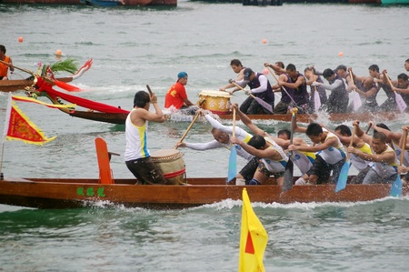 HONG KONG - JUN 16, Dragon boat race in Tung Ng Festival in Tuen Mun, Hong Kong on 16 June, 2010. It is a traditional festival in Chinese community.のeditorial素材