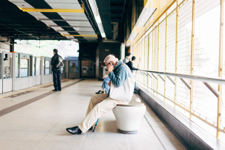 HONG KONG - FEB 12: Subway station interior on February 12, 2015 in Hong Kong. Over 90% daily travelers use public transport. Its the highest rank in the world.のeditorial素材