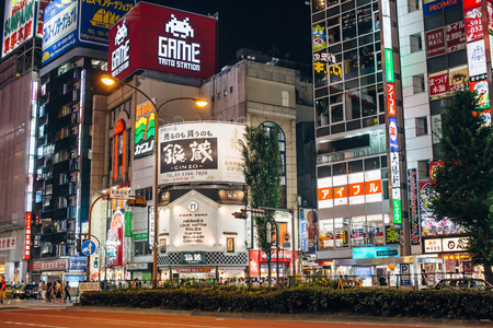 SHINJUKU, TOKYO - AUG 4: Street life in Shinjuku on Aug 4,2015. Shinjuku is a special ward located in Tokyo Metropolis, Japan. It is a major commercial and administrative center.のeditorial素材