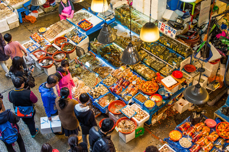 SEOUL - MAR 28: Aerial view of shoppers at Noryangjin Fisheries Wholesale Market March 28, 2015 in Seoul, South Korea. The 24 hour market has over 700 stalls selling fresh and dried seafood.のeditorial素材