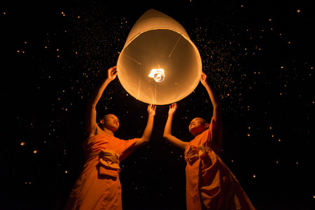 CHIANG MAI THAILAND-OCTOBER 25 : Loy Krathong festival in Chiangmai.Tradition al monk lights floating balloon made of paper annually at Yipeng Festival.On October 25,2014 in Chiangmai,Thailand.のeditorial素材