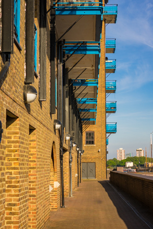 A pathway down the side of the thames with balconys from apartments hanging outのeditorial素材