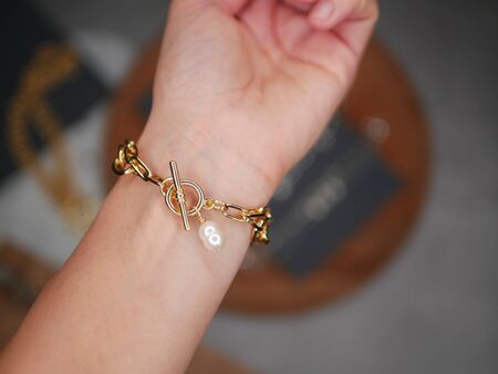 Gold chain in the hand. A valuable gift from your beloved on Valentines Day. valuable jewelry. Purchases of precious metals. Dear doghouseの写真素材