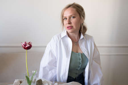 Woman in white shirt at the table.の写真素材