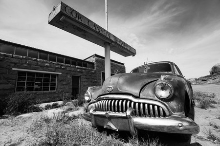 Old car in Arizona. Black and whiteのeditorial素材